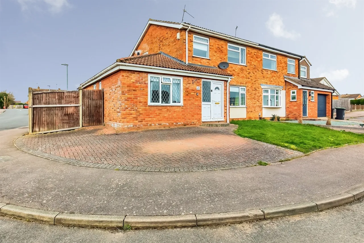 4 bed house for sale — Lee Way, Raunds