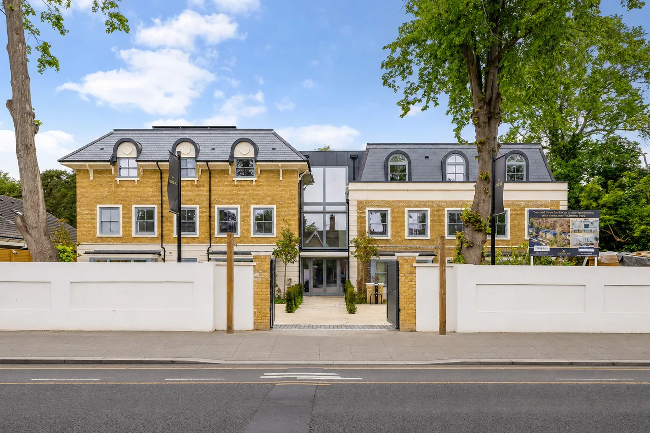 2 bed flat for sale, Shalford Lodge, Kingston Hill, KT2