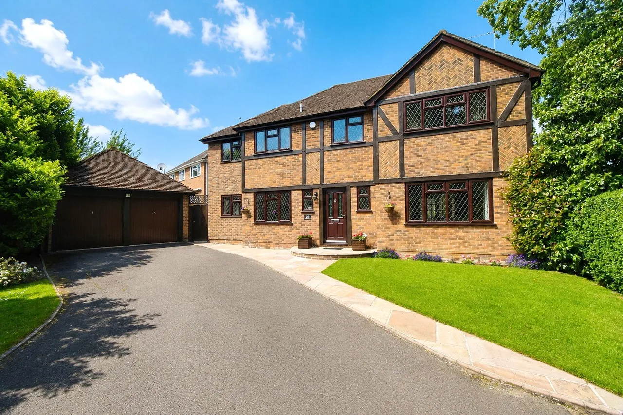 5 bed house for sale — Four Acre Coppice, Hook, Hampshire, RG27 9NF