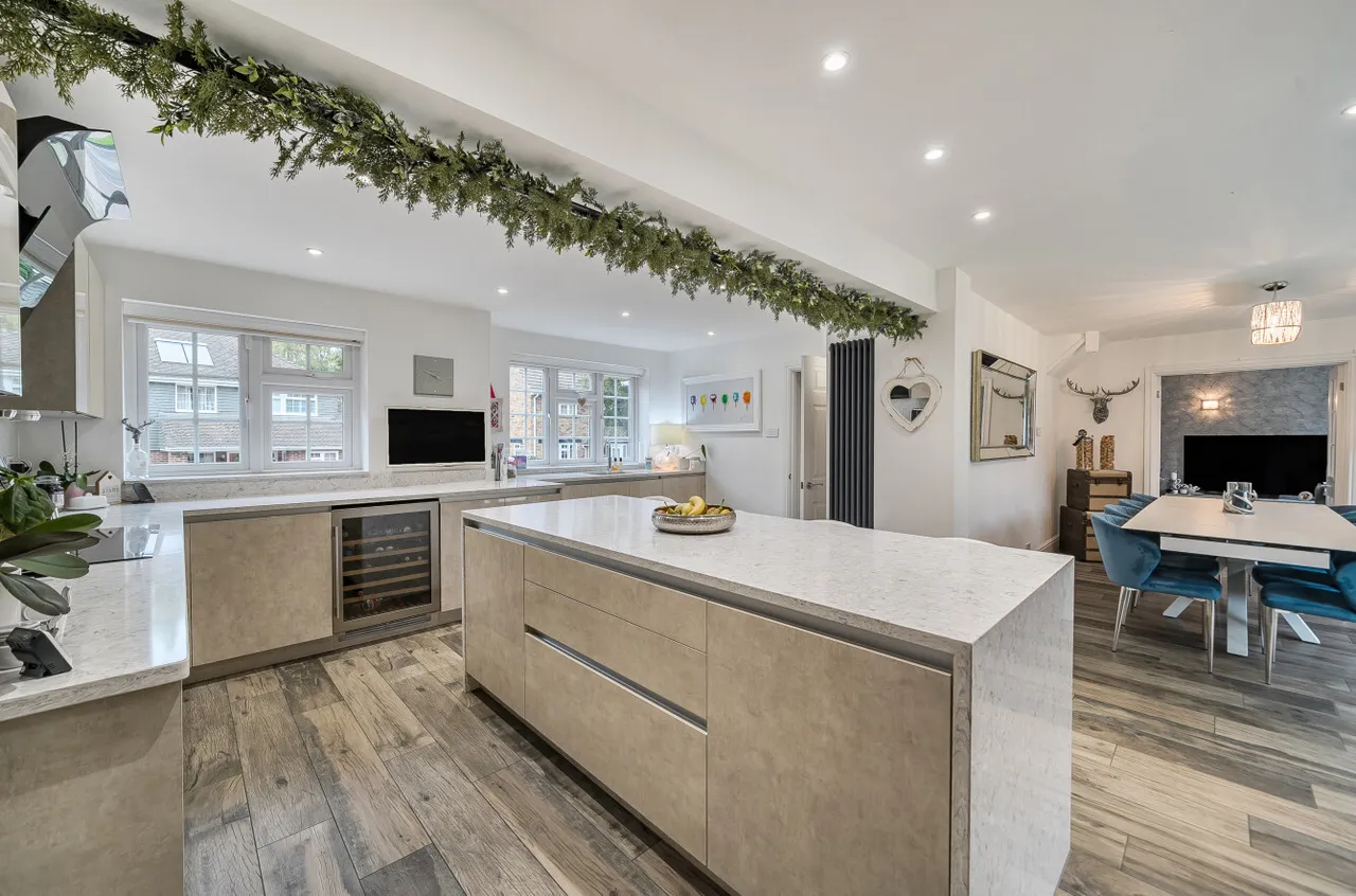 Fosters Grove, Windlesham, Surrey, GU20 6JZ, photo 2