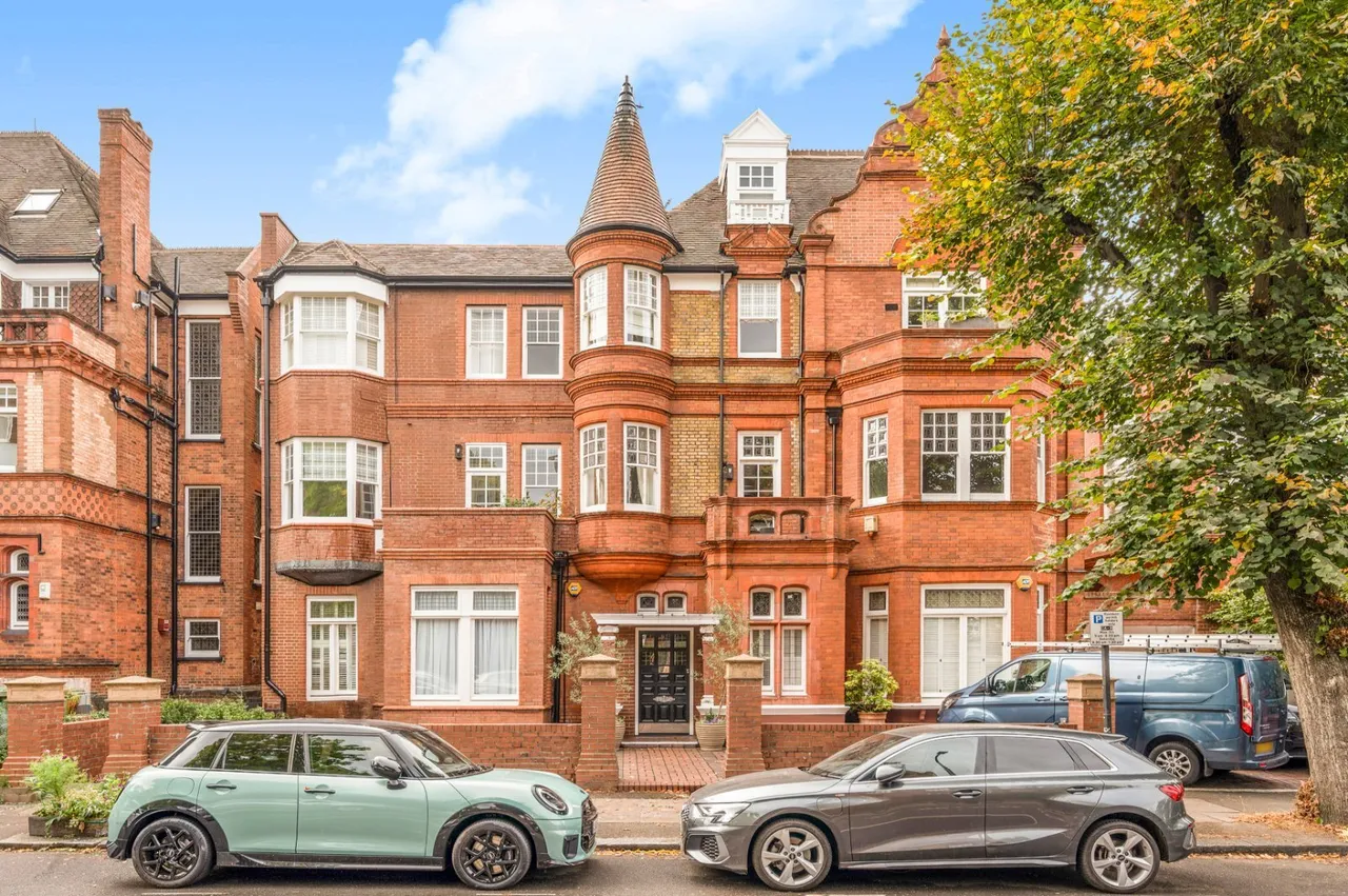 2 bed flat for sale, Eton Avenue, Belsize Park, NW3