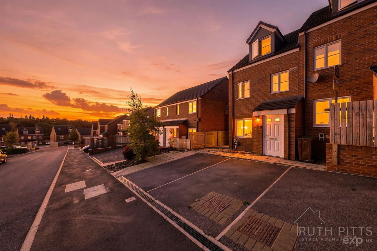 3 bed house for sale, Rhubarb Hill, Wakefield, WF2