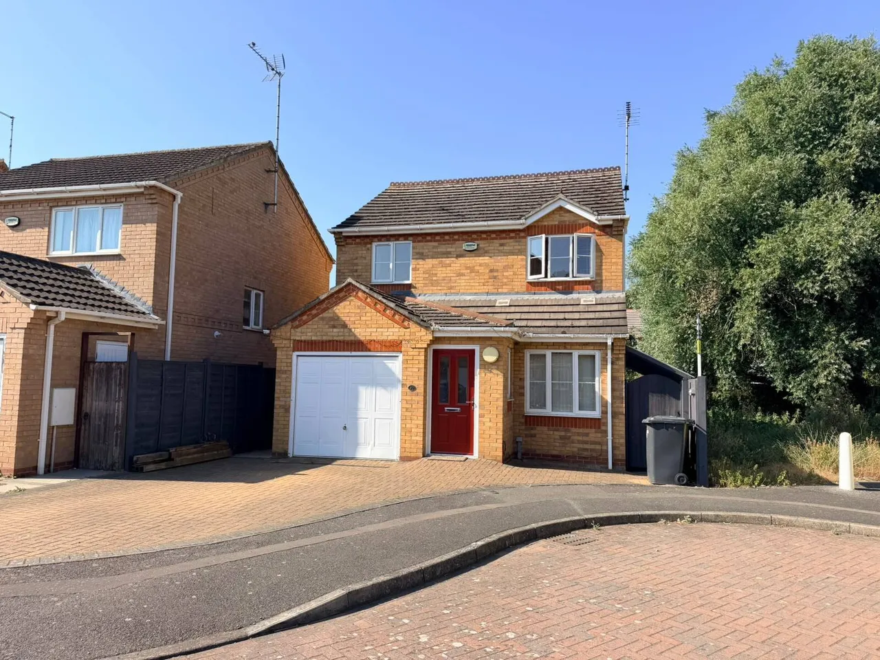 3 bed house for sale — Lyvelly Gardens, Peterborough