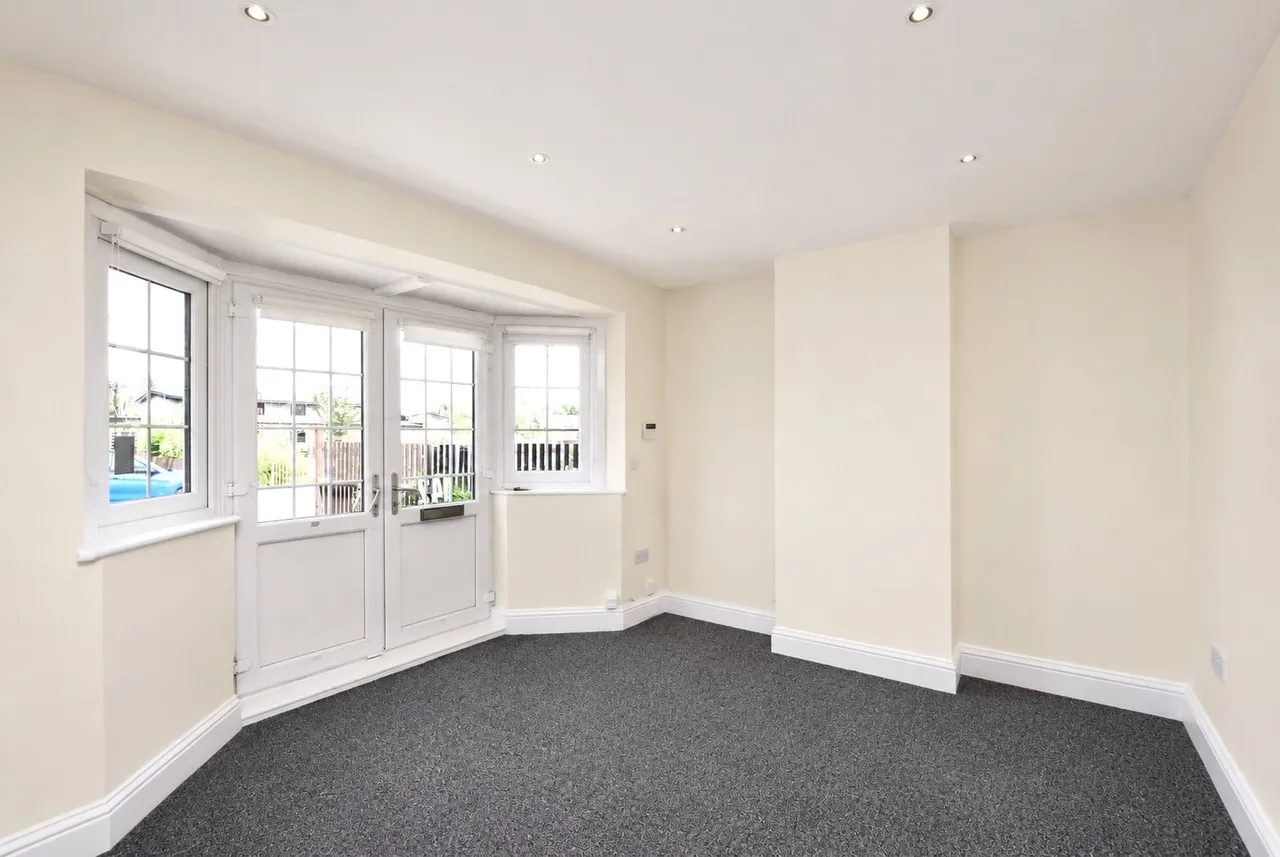 3 bed house to rent — Squirrels Heath Road, Romford, RM3 0LU