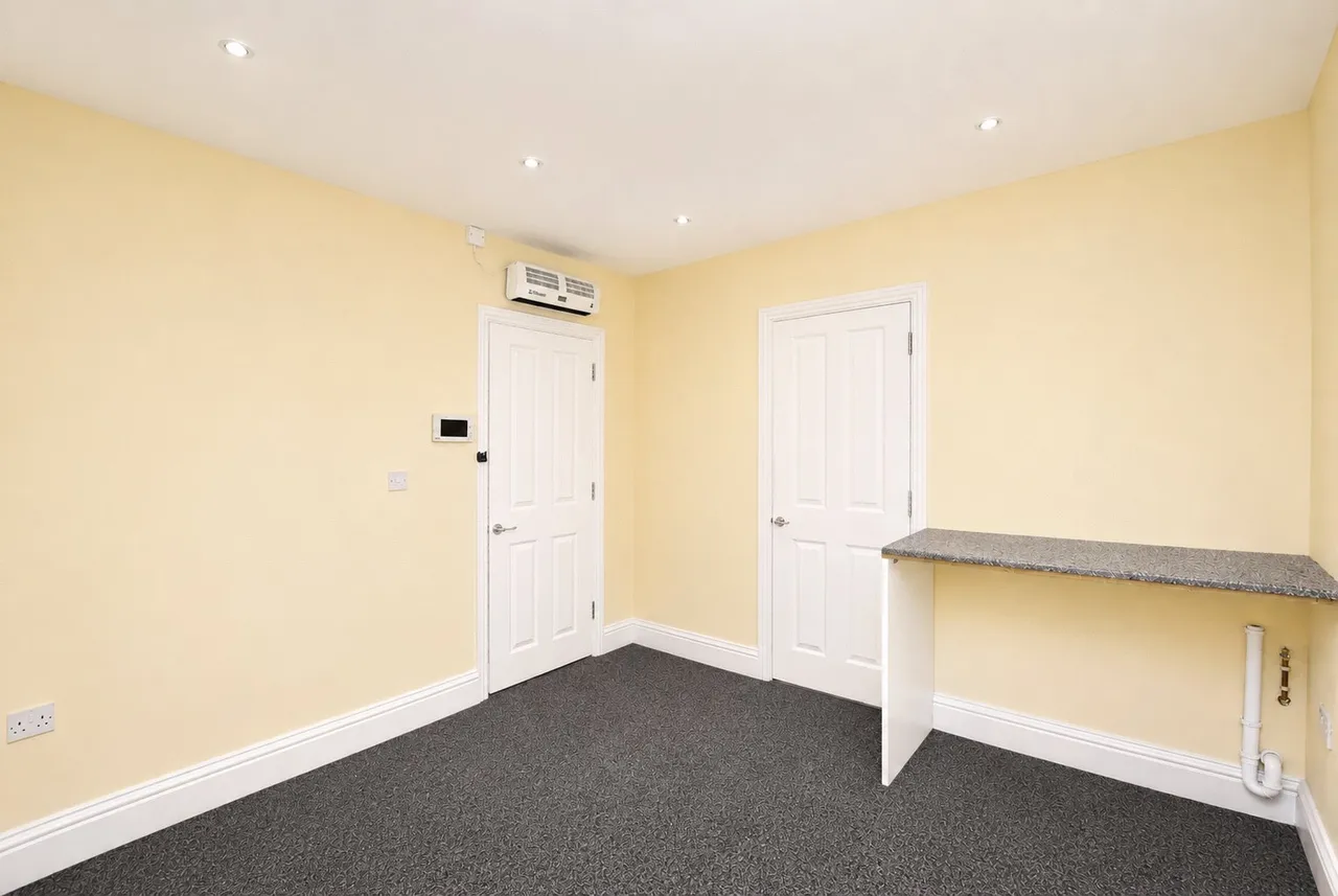 Squirrels Heath Road, Romford, RM3 0LU, photo 5