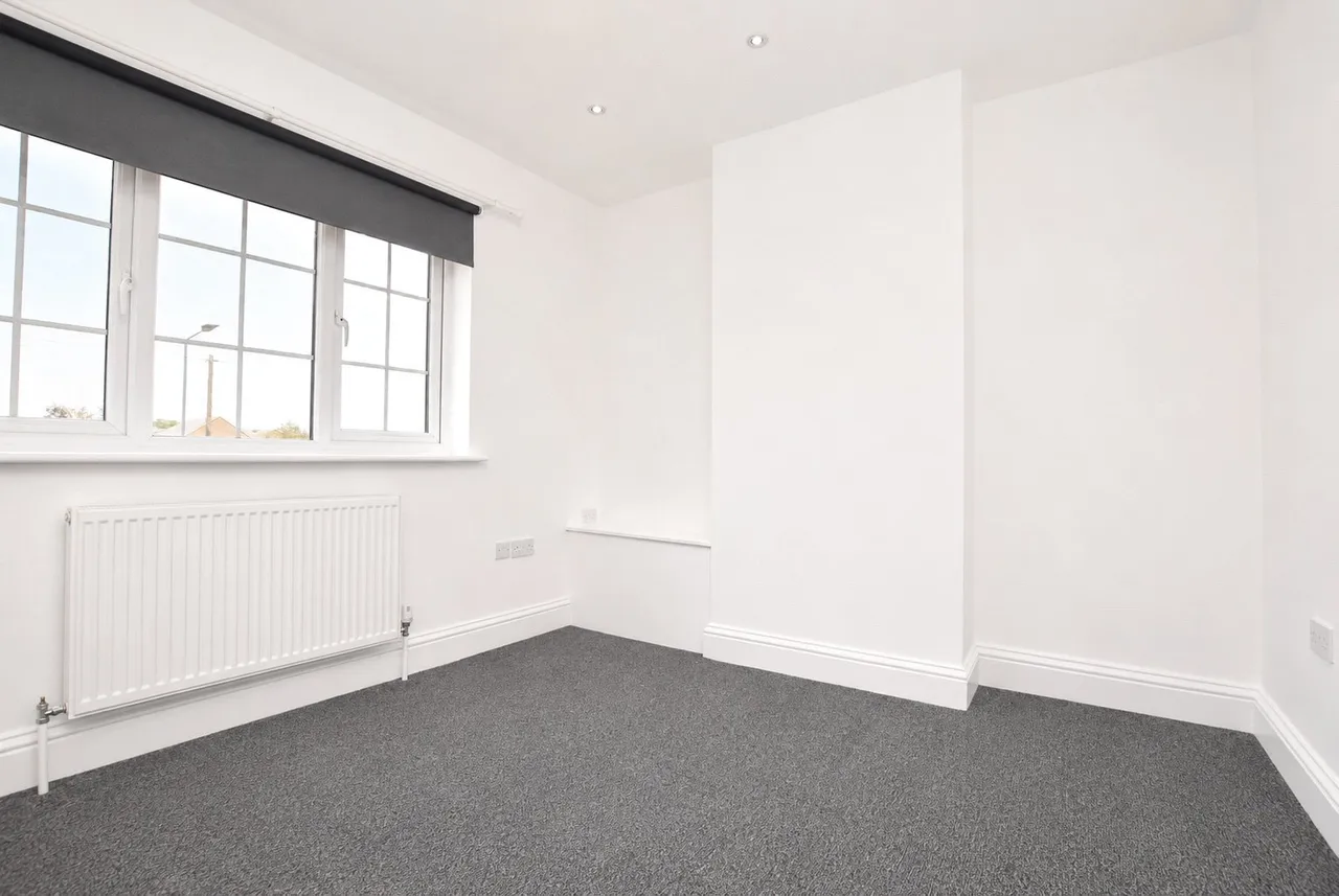 Squirrels Heath Road, Romford, RM3 0LU, photo 8