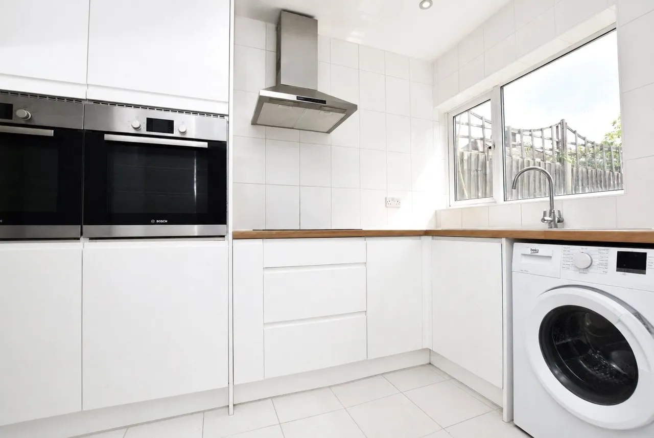 Squirrels Heath Road, Romford, RM3 0LU, photo 2