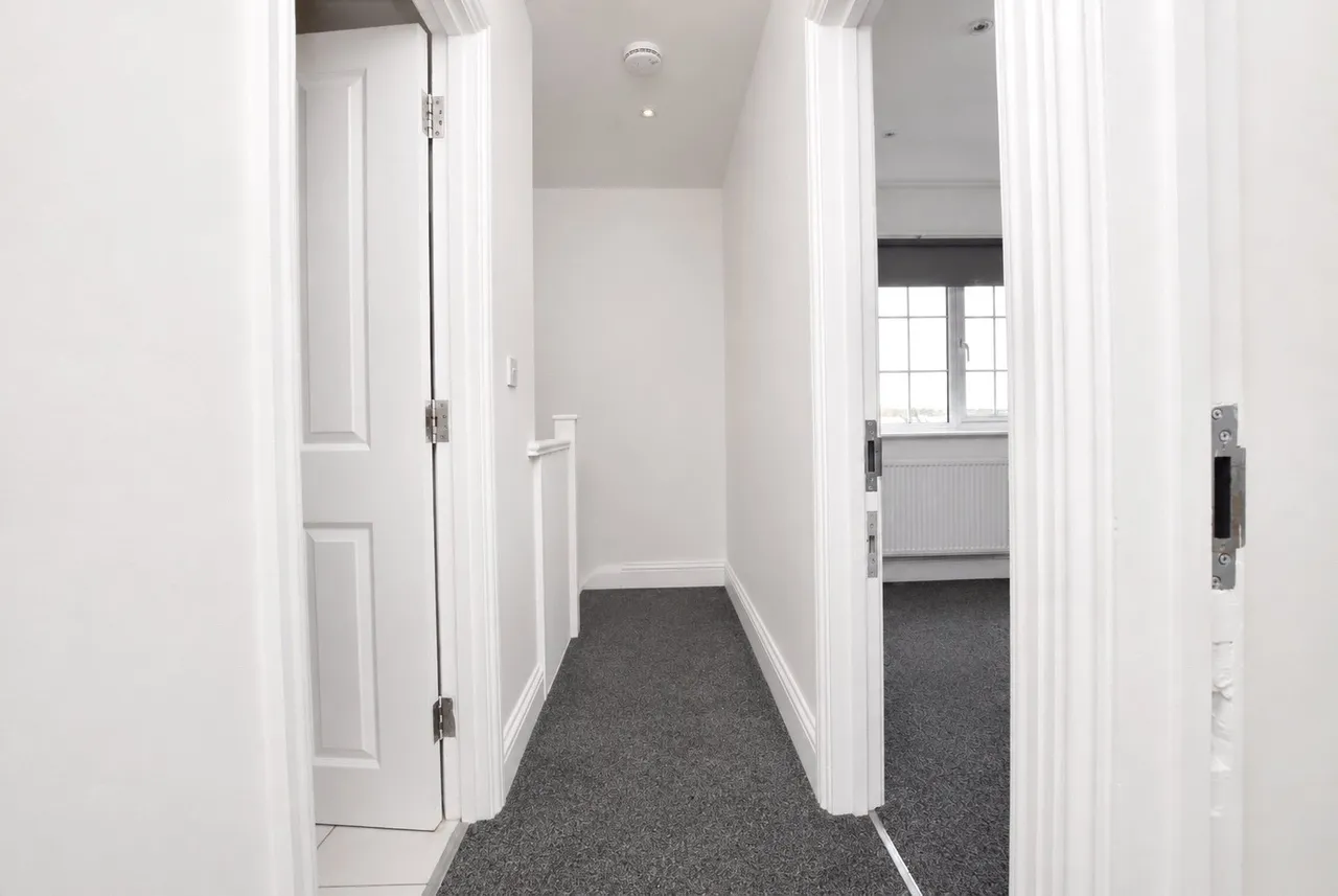 Squirrels Heath Road, Romford, RM3 0LU, photo 7
