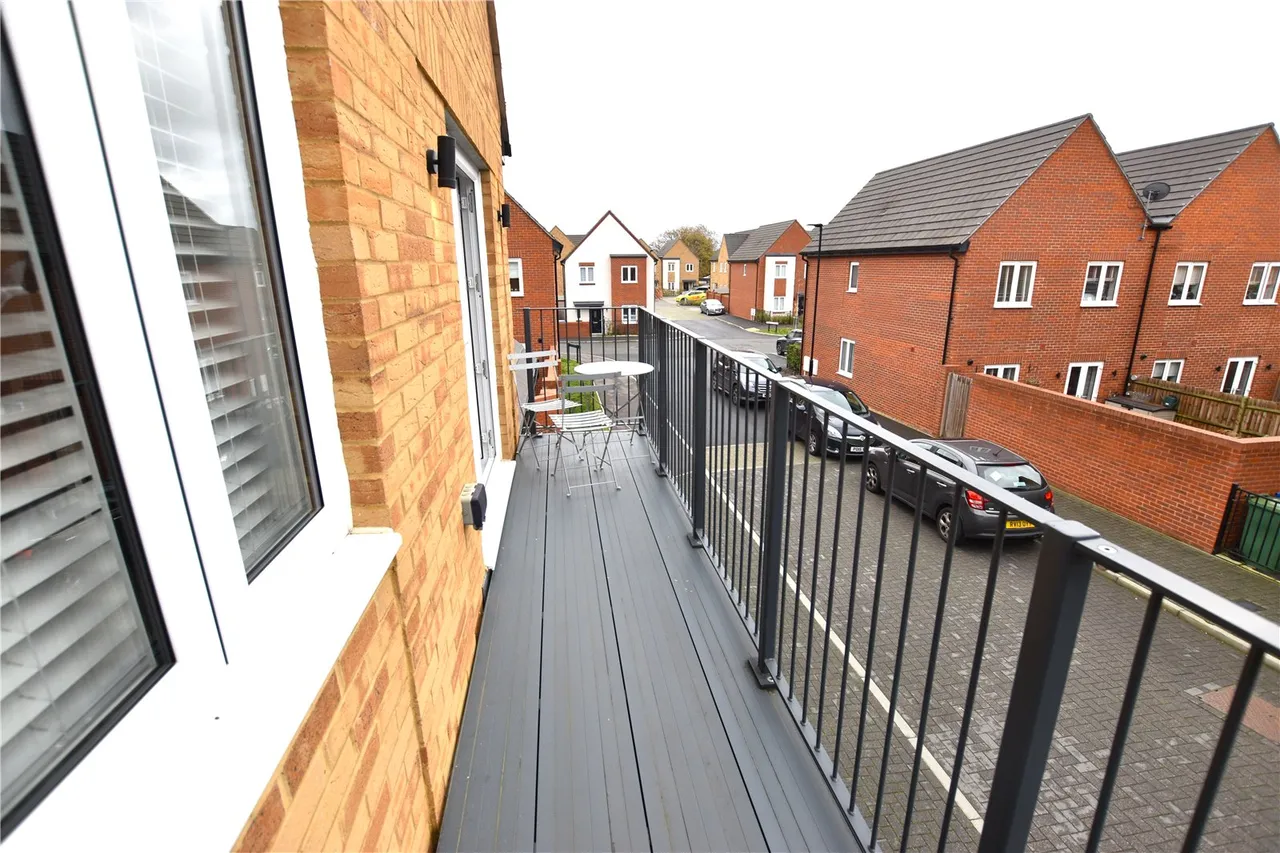 Nova Scotia Drive, Farnborough, Hampshire, GU14 0FR, photo 4
