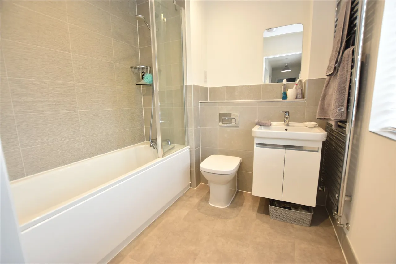 Nova Scotia Drive, Farnborough, Hampshire, GU14 0FR, photo 9