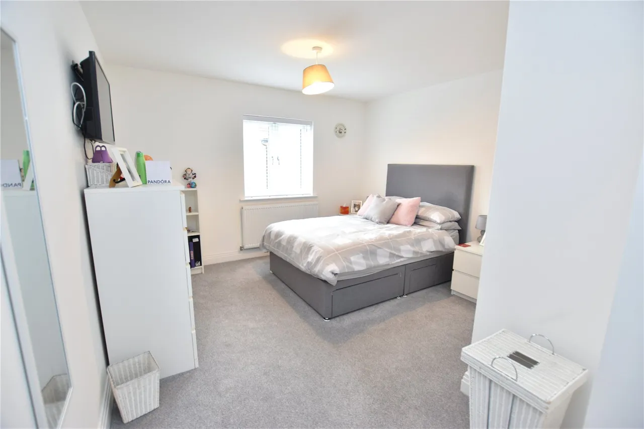 Nova Scotia Drive, Farnborough, Hampshire, GU14 0FR, photo 8