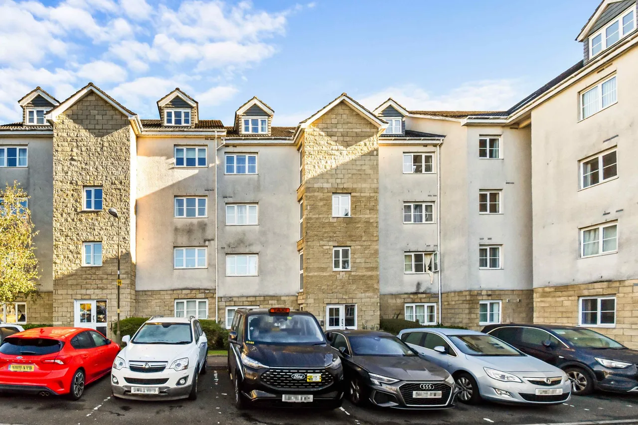 Queens Crescent, Livingston, photo 10