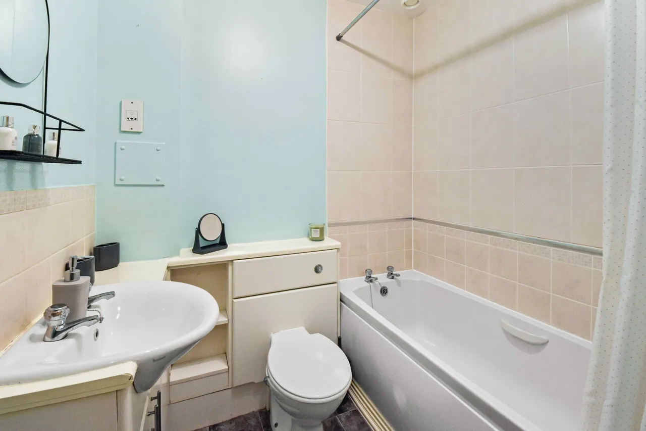 Queens Crescent, Livingston, photo 9