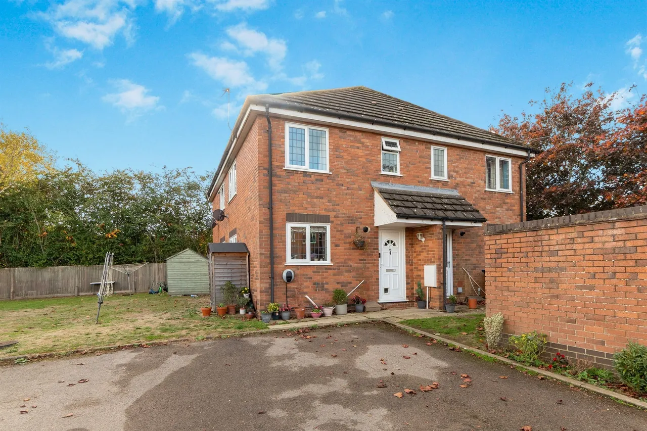 2 bed house for sale, Stirling Way, Welwyn Garden City, AL7