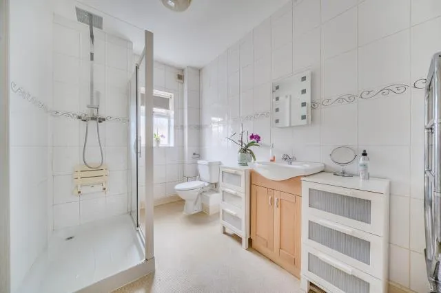 Valiant Court, Carterton, OX18, photo 13