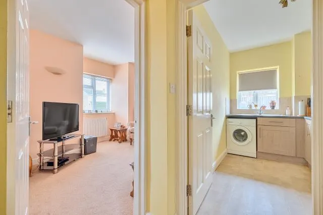 Valiant Court, Carterton, OX18, photo 5