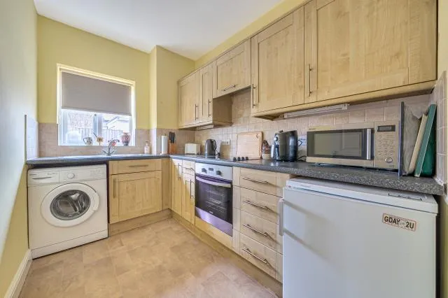 Valiant Court, Carterton, OX18, photo 6