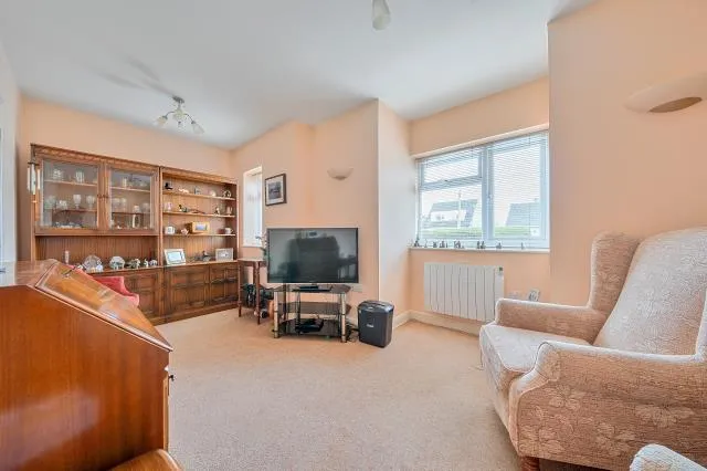 Valiant Court, Carterton, OX18, photo 2