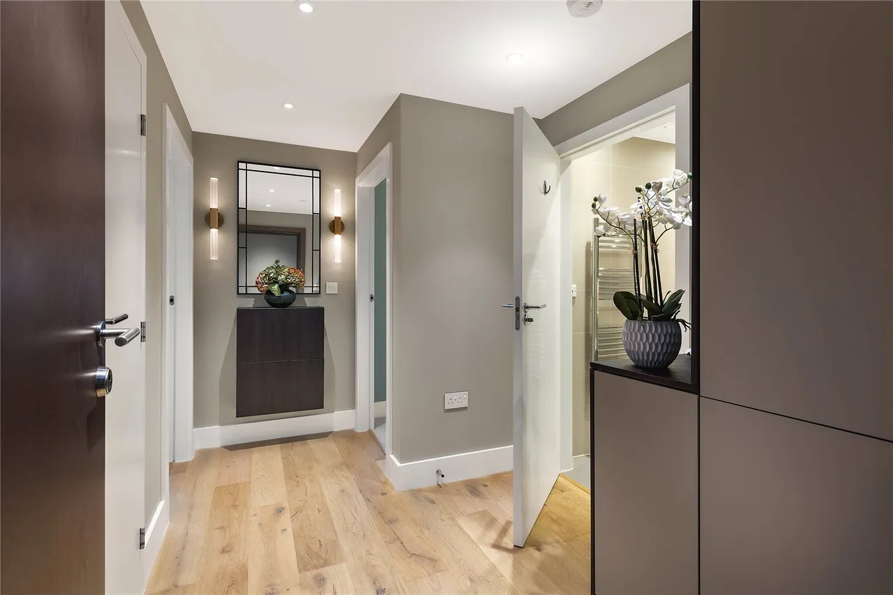 Lombard Road, London, SW11, photo 2