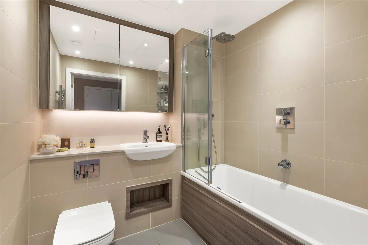 Lombard Road, London, SW11, photo 3