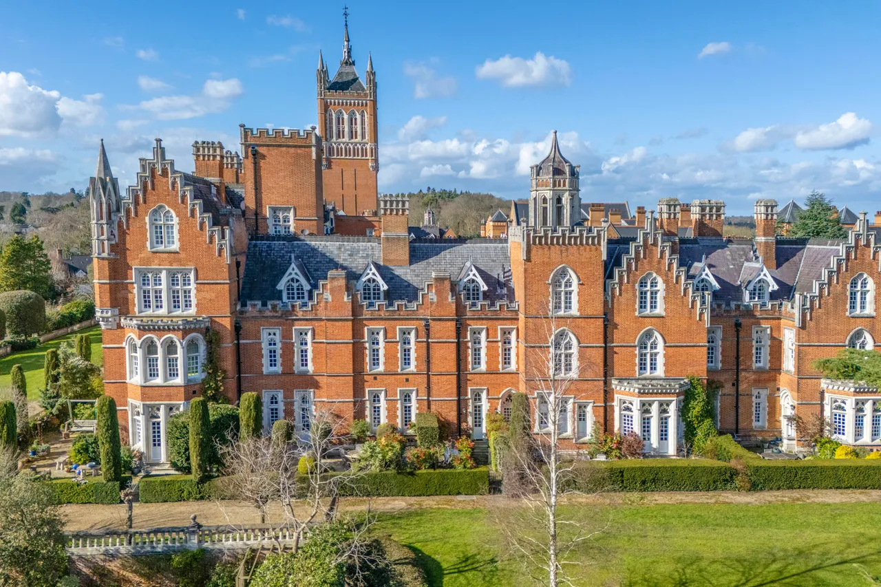4 bed house for sale — Virginia Water, Surrey, GU25 4SY