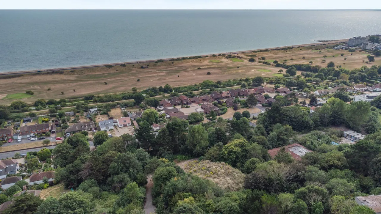Cliff Road, Hythe, Kent, CT21 5XJ, photo 4