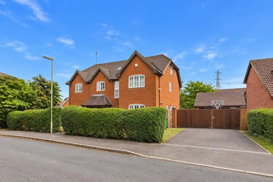 6 bed house to rent, The Fielders, Eversley, RG27