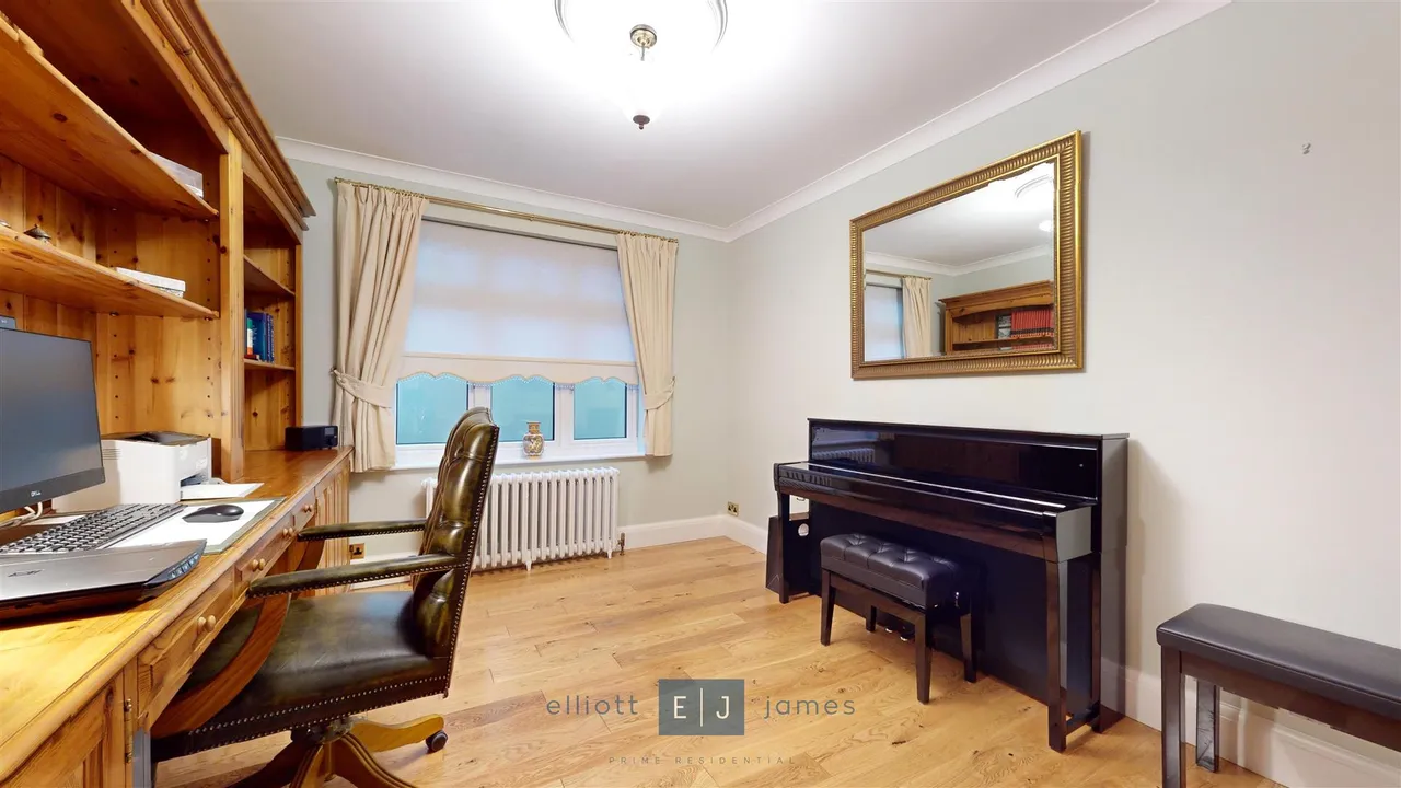 Amberley Road, Buckhurst Hill, photo 3