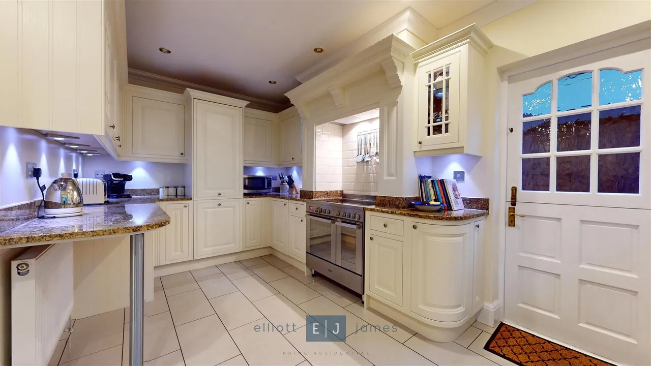 Amberley Road, Buckhurst Hill, photo 8