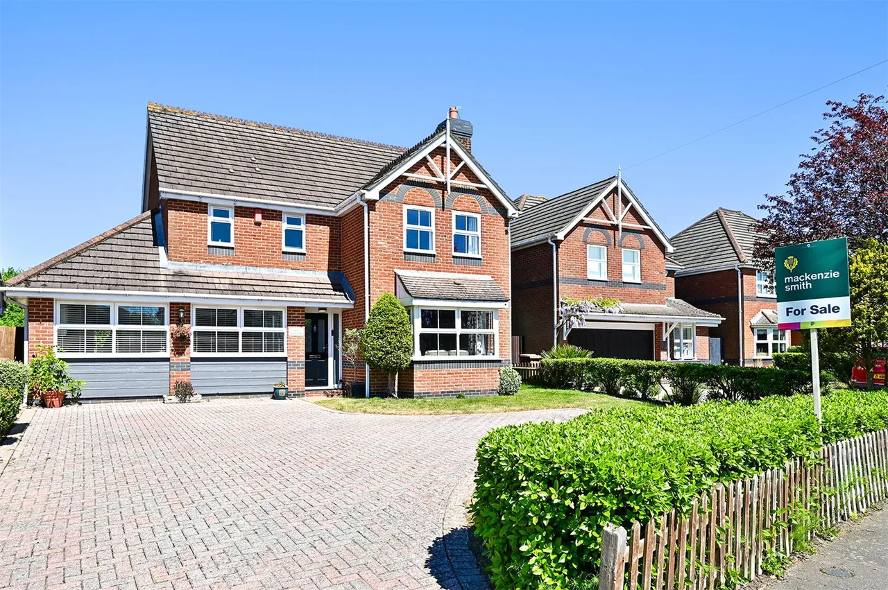 4 bed house for sale — Grange Road, Ash, Guildford, Surrey, GU12 6ES