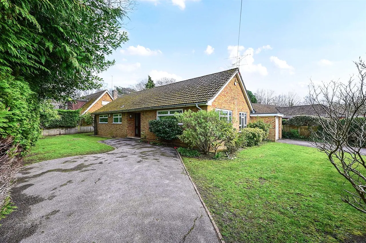 3 bed house for sale — Crescent Lane, Ash Vale, Guildford, Surrey, GU12 5EE