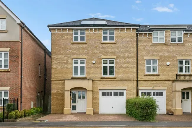 5 bed property for sale — Heacham Avenue, Ickenham
