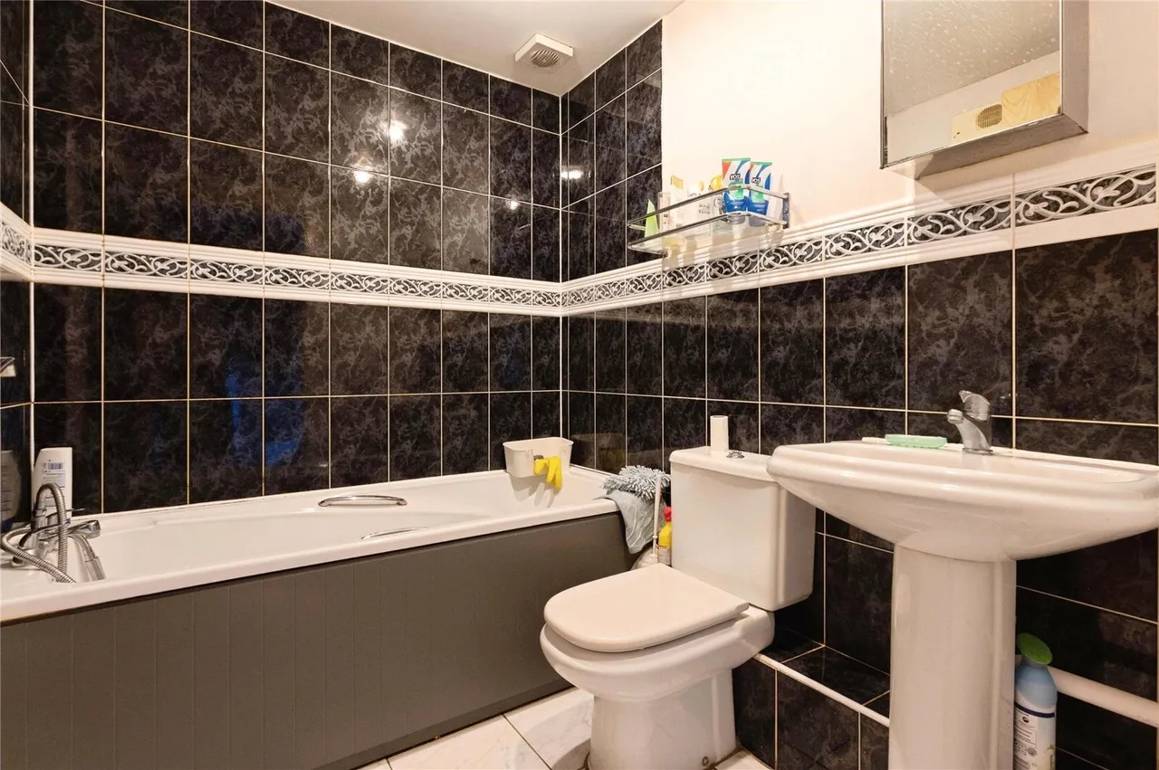 Southwell Close, Chafford Hundred, Grays, Essex, RM16, photo 8