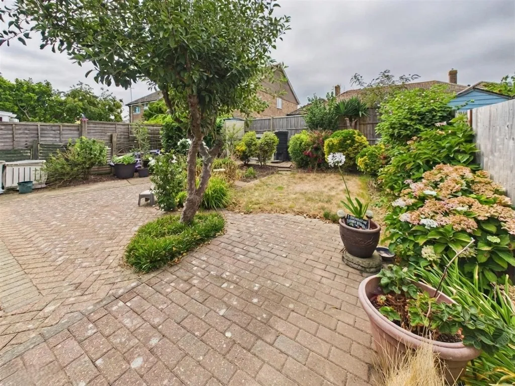 Edith Avenue North, Peacehaven, BN10, photo 2