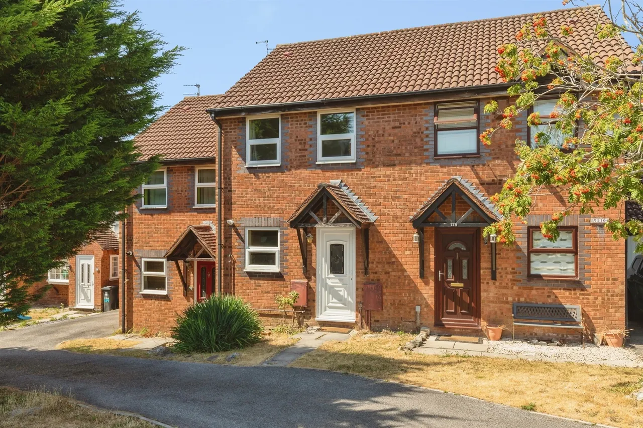 2 bed house for sale — Ormonds Close, Bradley Stoke, Bristol