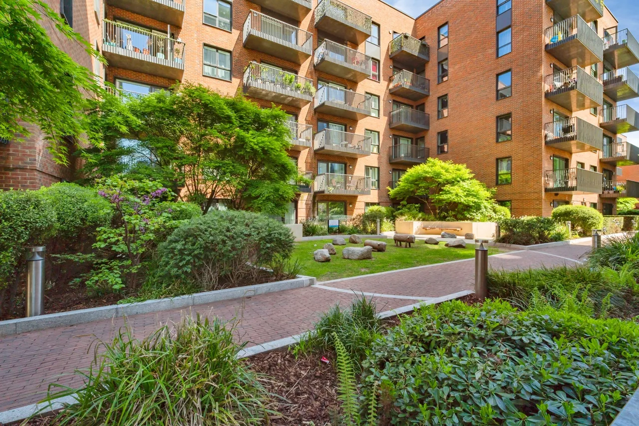 Greenleaf Walk, Southall, UB1, photo 15