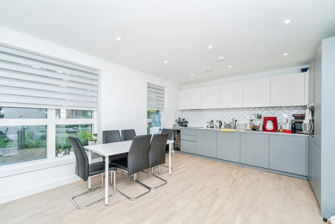 2 bed flat for sale, Greenleaf Walk, Southall, UB1