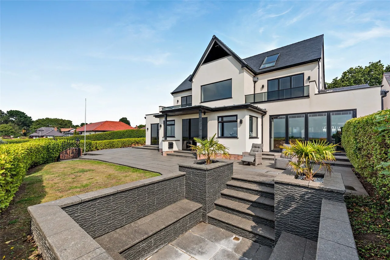 5 bed property for sale, The Parade, Parkgate, CH64