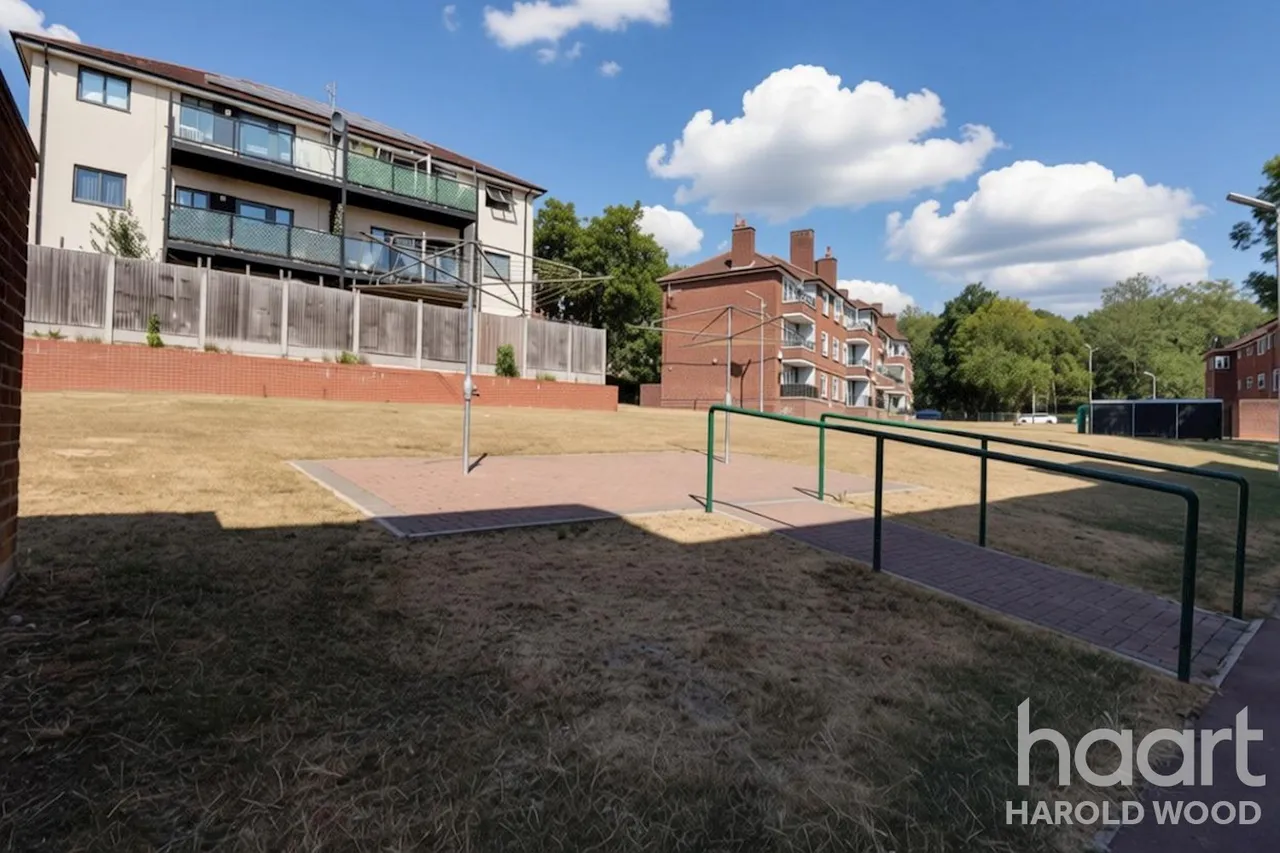 Petersfield Avenue, Harold Hill, RM3, photo 8
