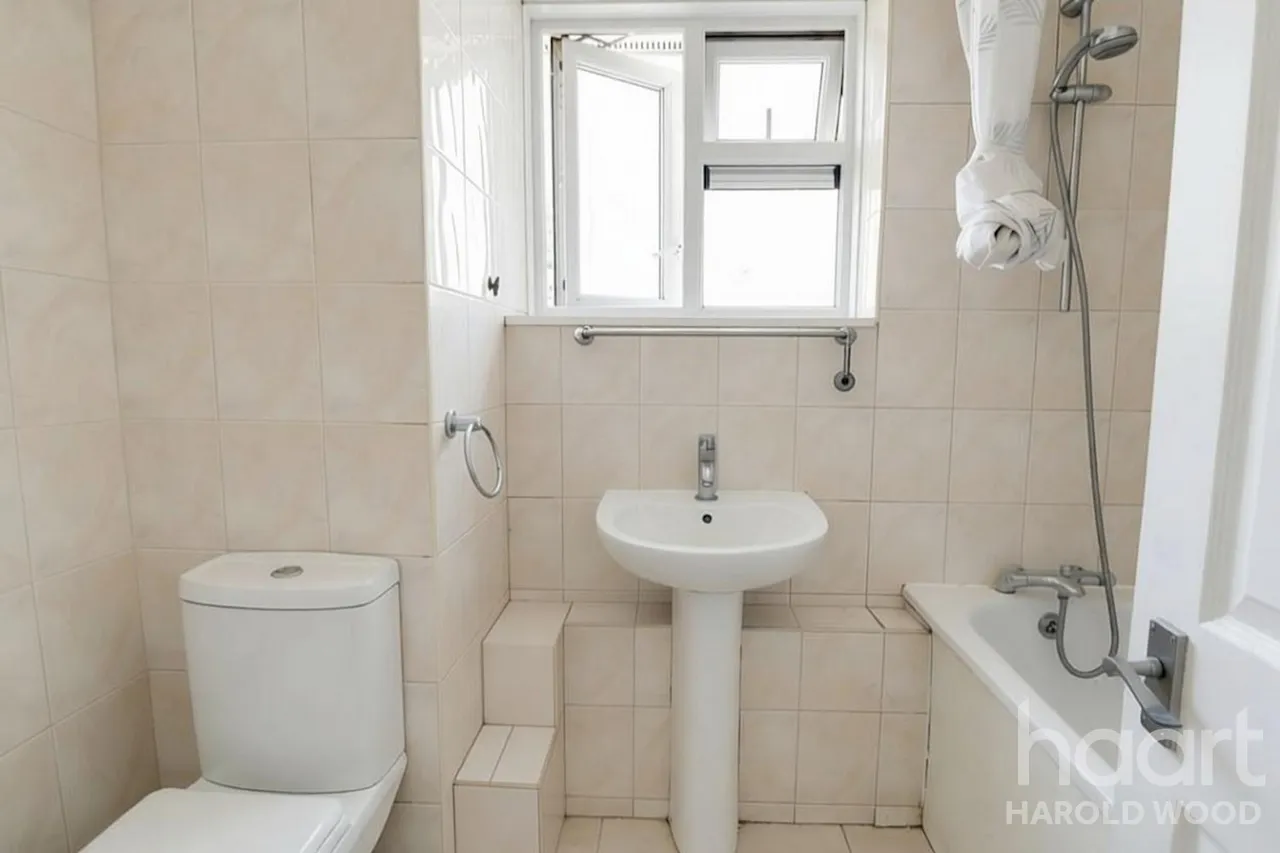 Petersfield Avenue, Harold Hill, RM3, photo 7