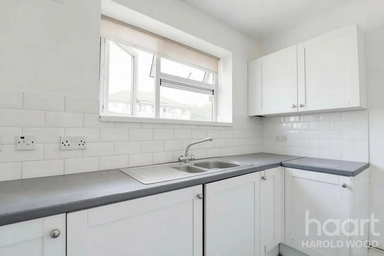 Petersfield Avenue, Harold Hill, RM3, photo 5