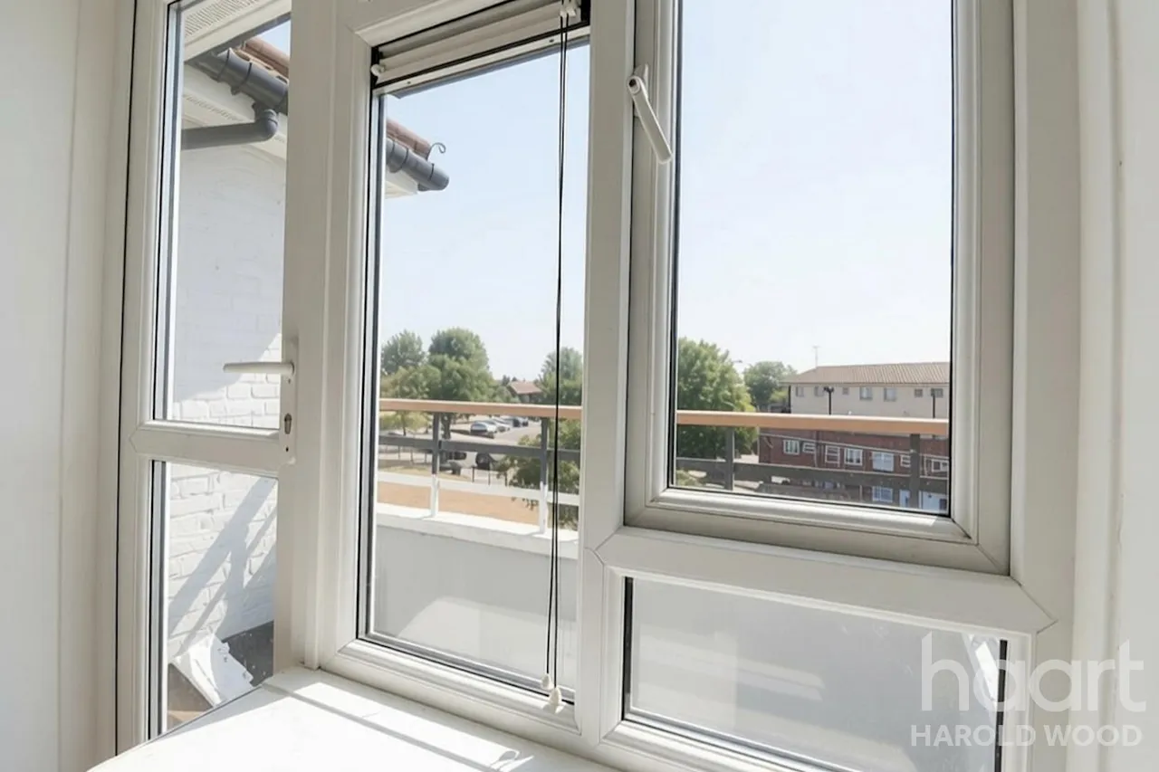 Petersfield Avenue, Harold Hill, RM3, photo 4