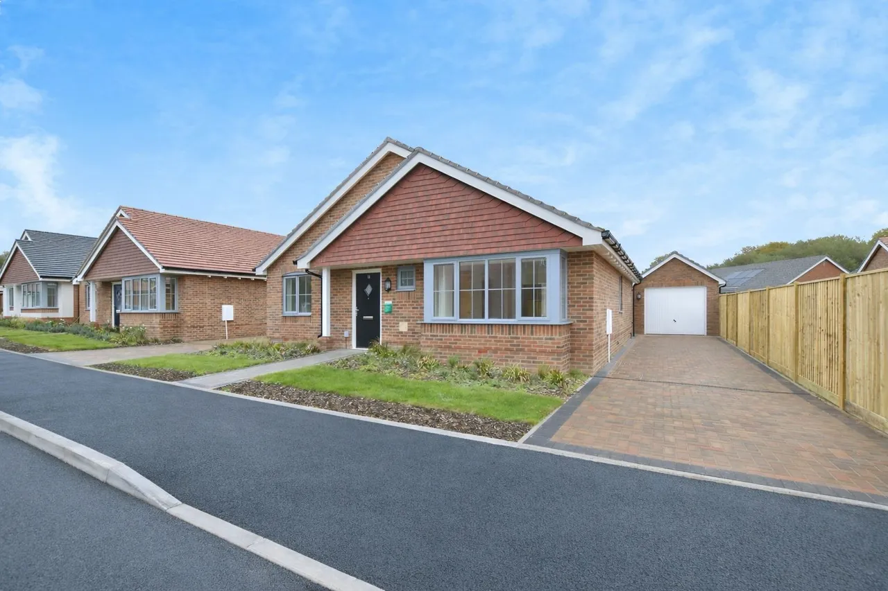 3 bed house for sale — Ringwood Road, Alderholt, Fordingbridge
