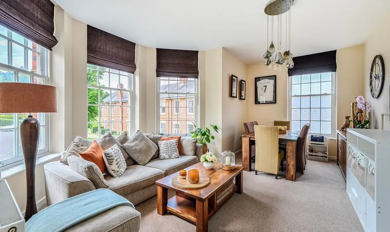 2 bed flat for sale — Dillon Close, Epsom, KT19