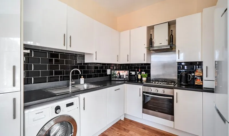 Dillon Close, Epsom, KT19, photo 3