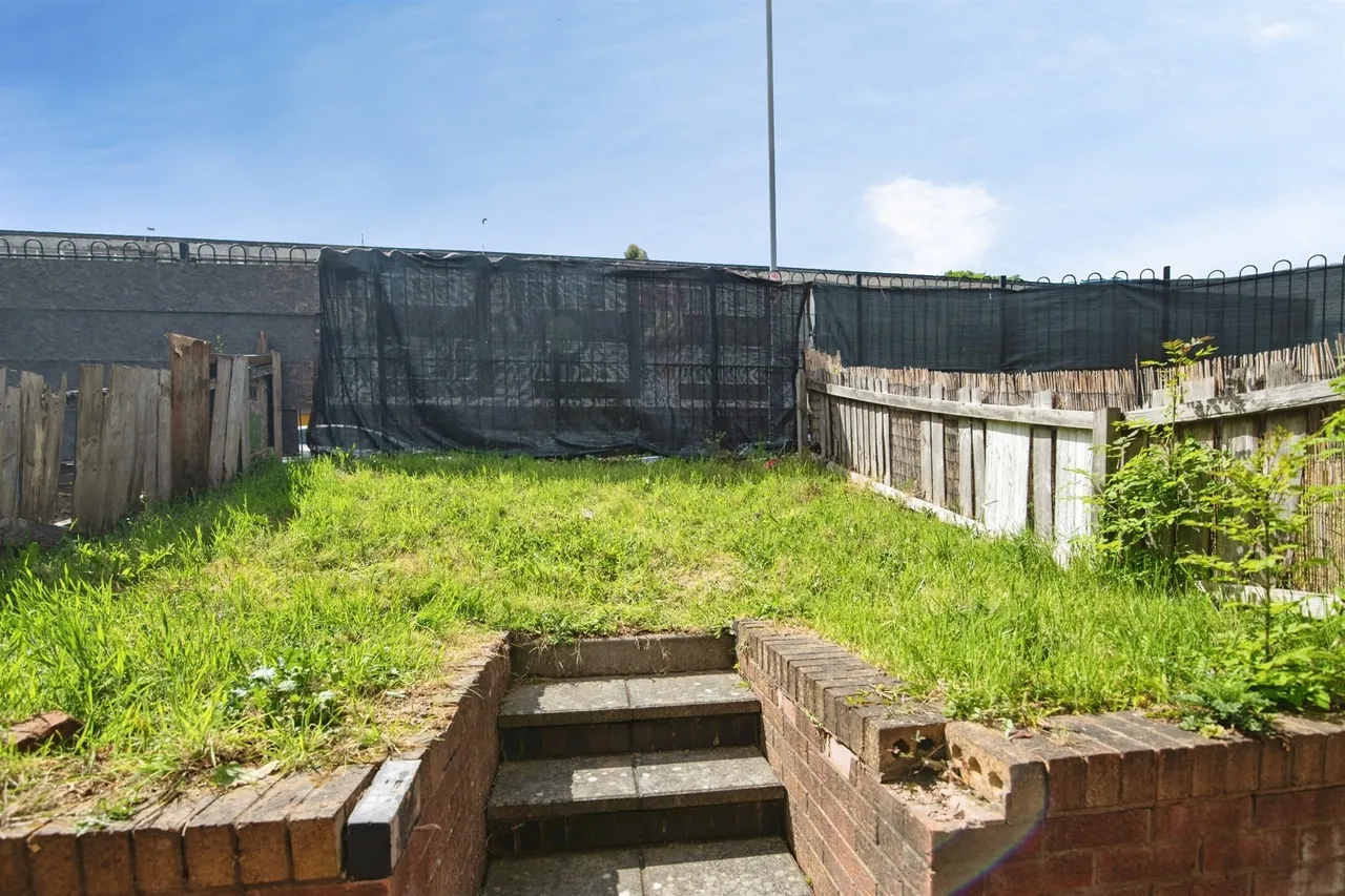 Farm End Close, West Bromwich, B71, photo 11