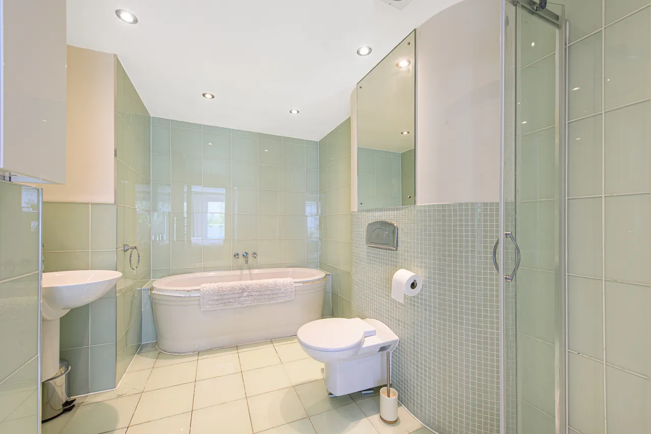 77e Belsize Lane, London, photo 12