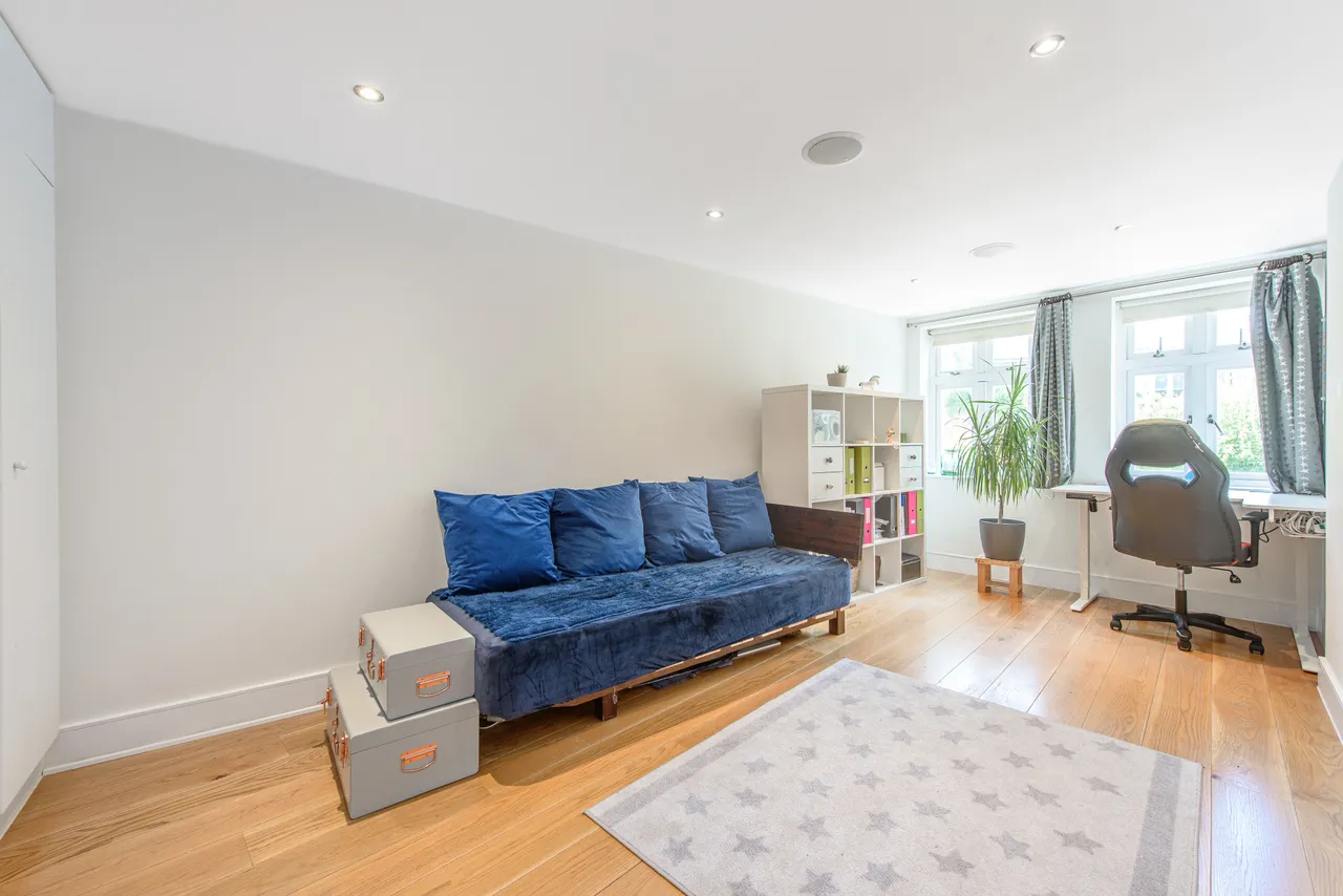 77e Belsize Lane, London, photo 9