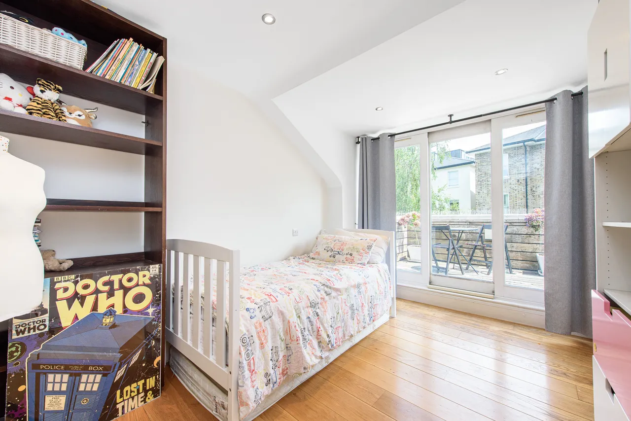 77e Belsize Lane, London, photo 10