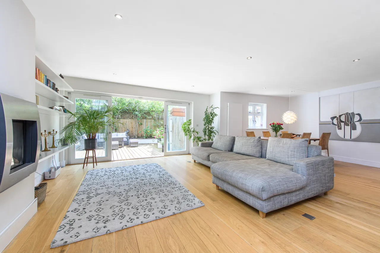 5 bed flat for sale — 77e Belsize Lane, London
